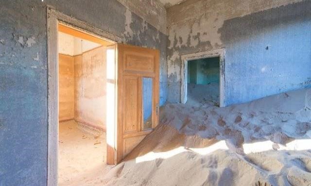 这个小镇曾遍地钻石生活奢华，如今黄沙满屋如鬼城_图1